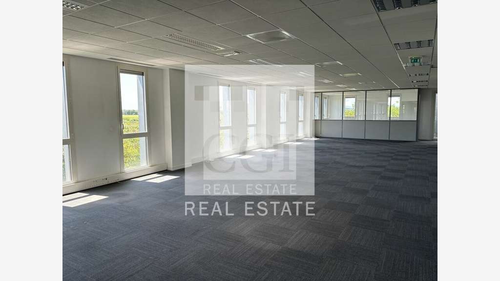 Bureaux 434m² RDC à louer à Pusignan