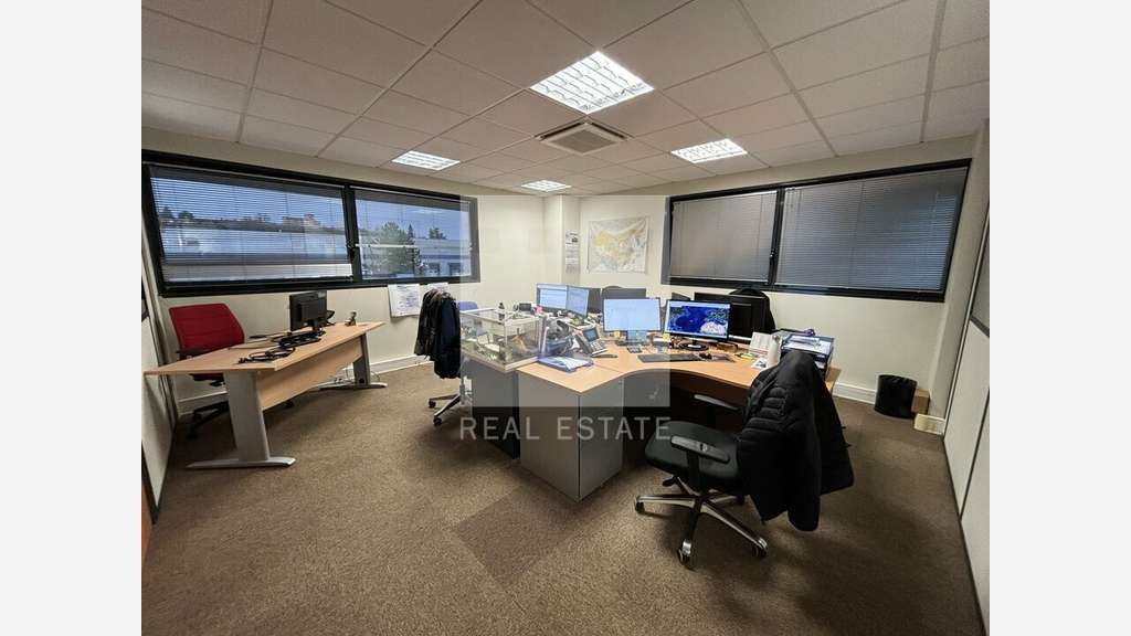 Bureaux équipés de 209m² à louer à Pusignan