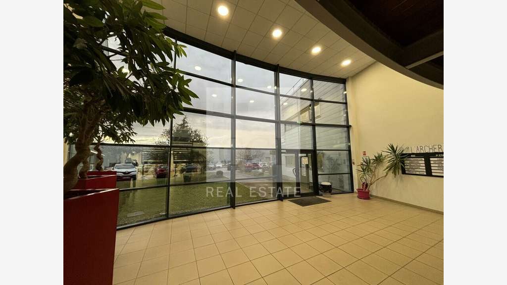 Bureaux équipés de 209m² à louer à Pusignan