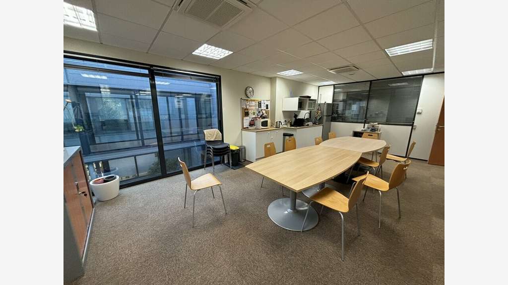Bureaux de 479m² à louer à Pusignan