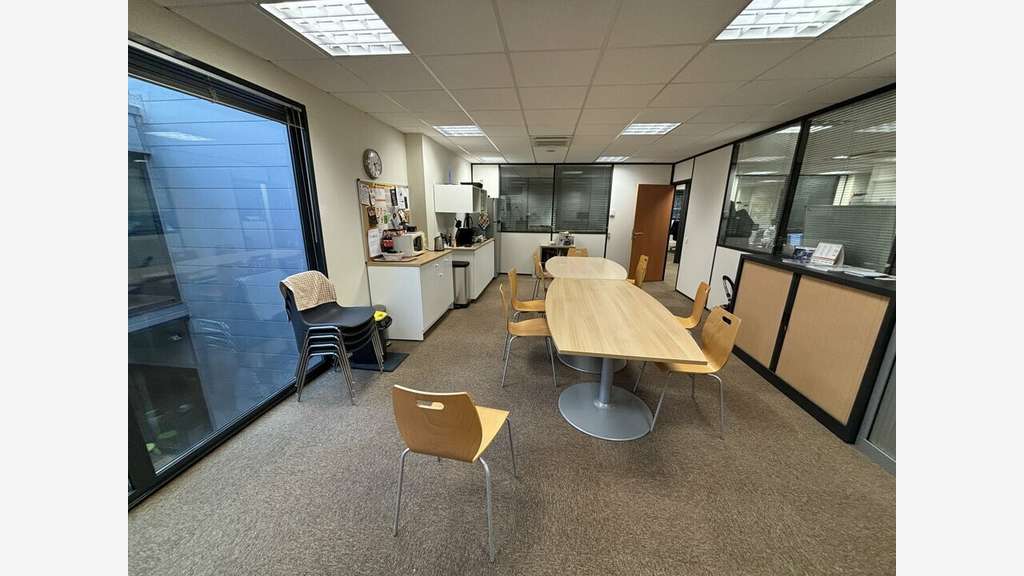 Bureaux de 479m² à louer à Pusignan