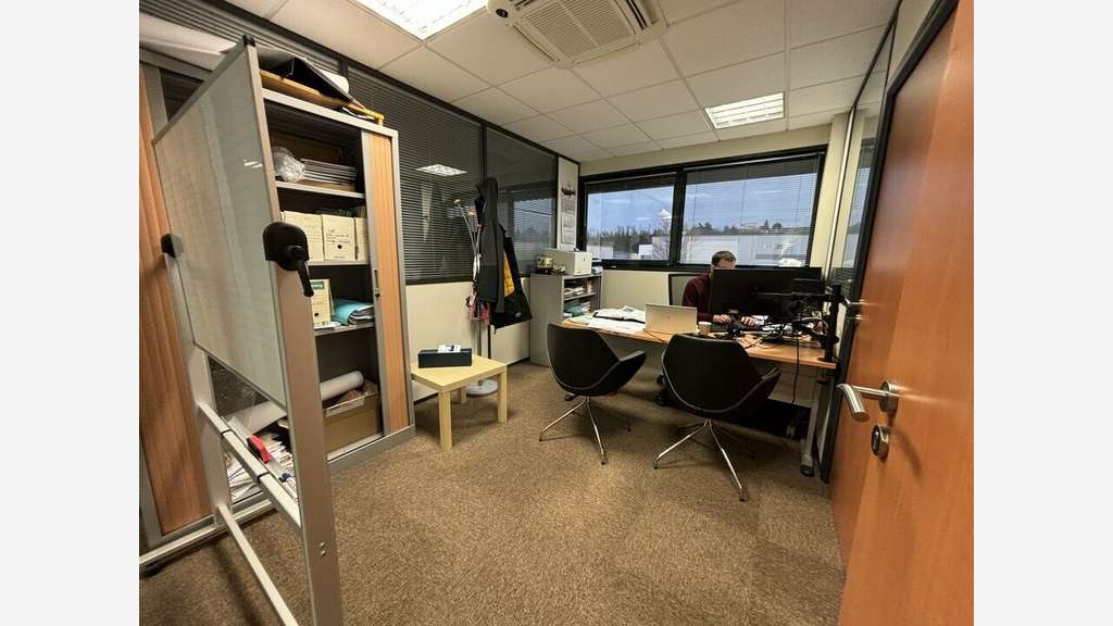 Bureaux de 479m² à louer à Pusignan