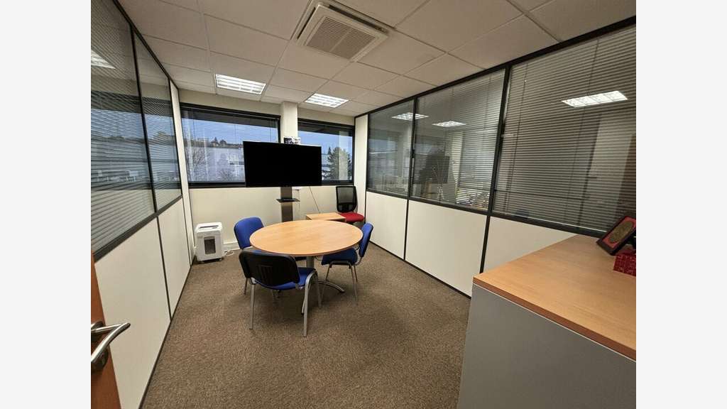 Bureaux de 479m² à louer à Pusignan