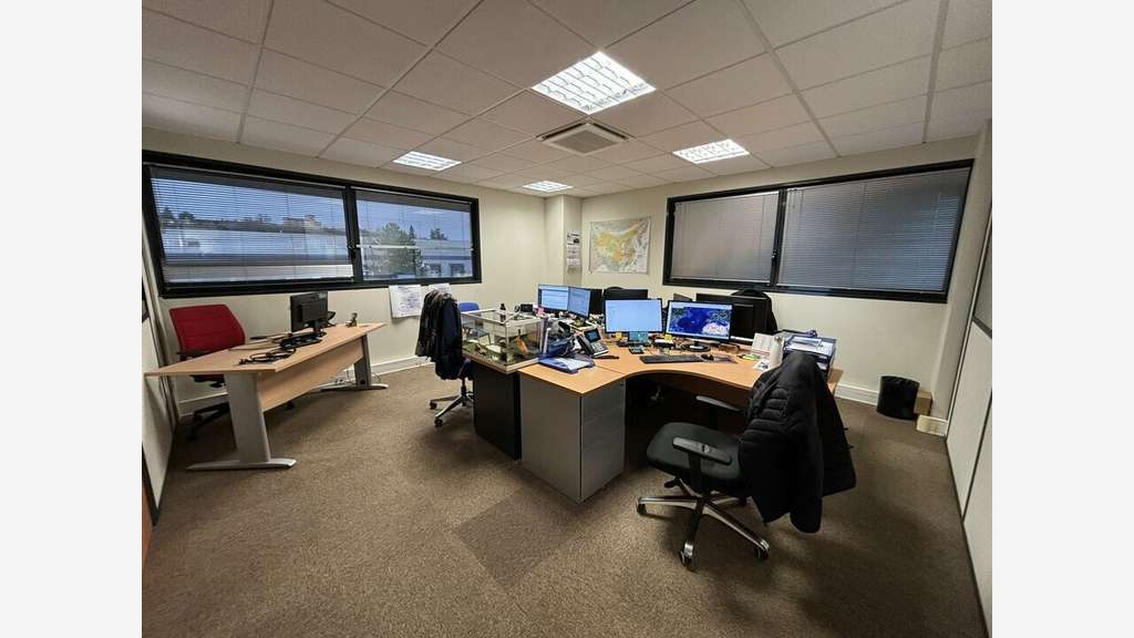 Bureaux de 479m² à louer à Pusignan