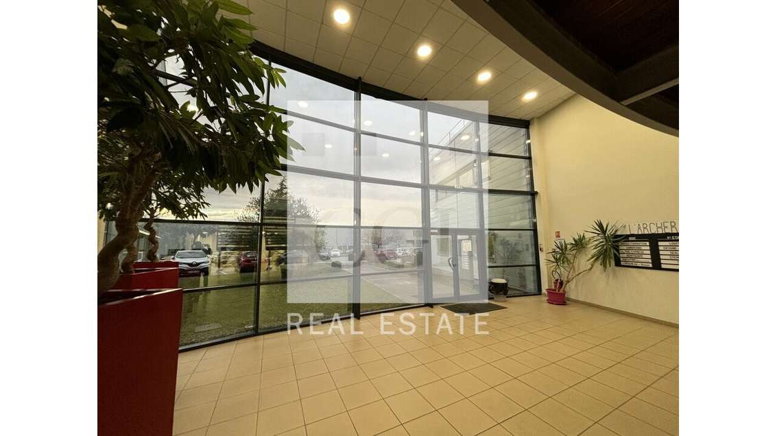 Bureaux de 479m² à louer à Pusignan