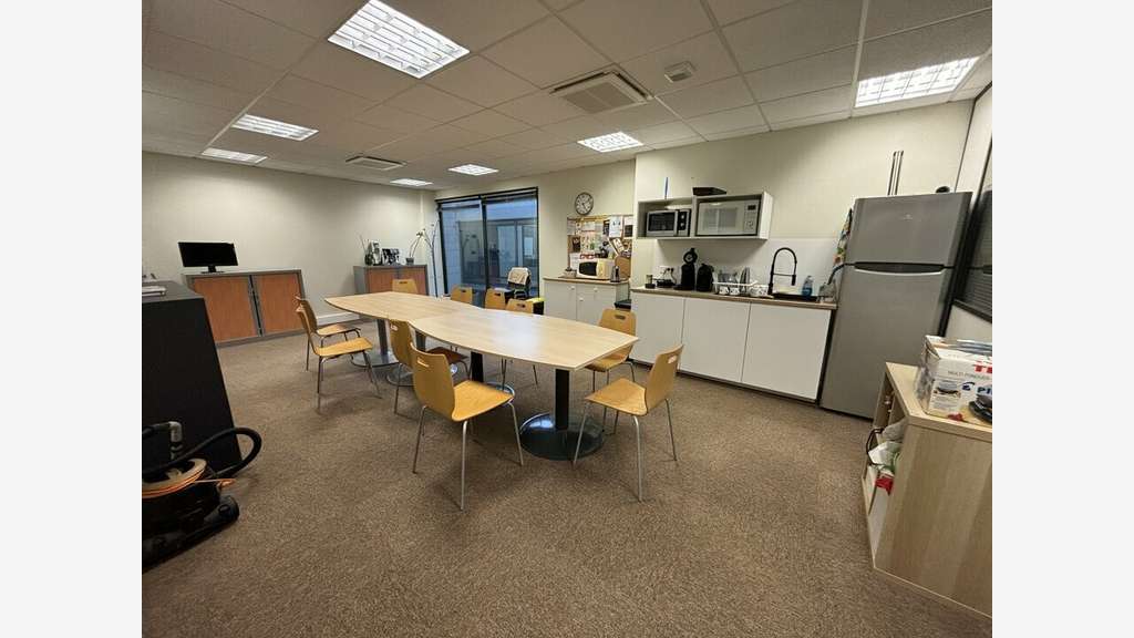Bureaux de 479m² à louer à Pusignan