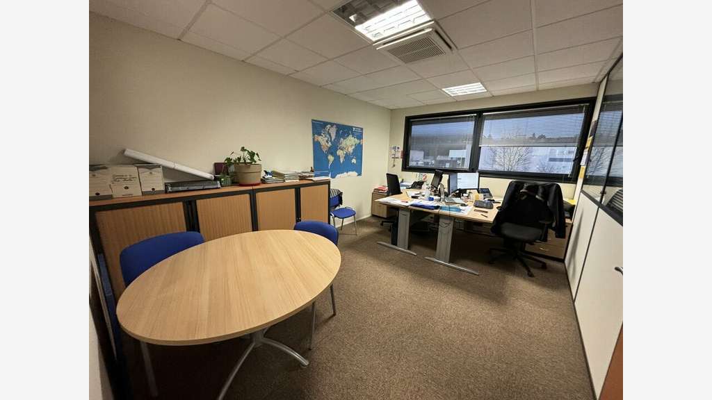 Bureaux de 479m² à louer à Pusignan