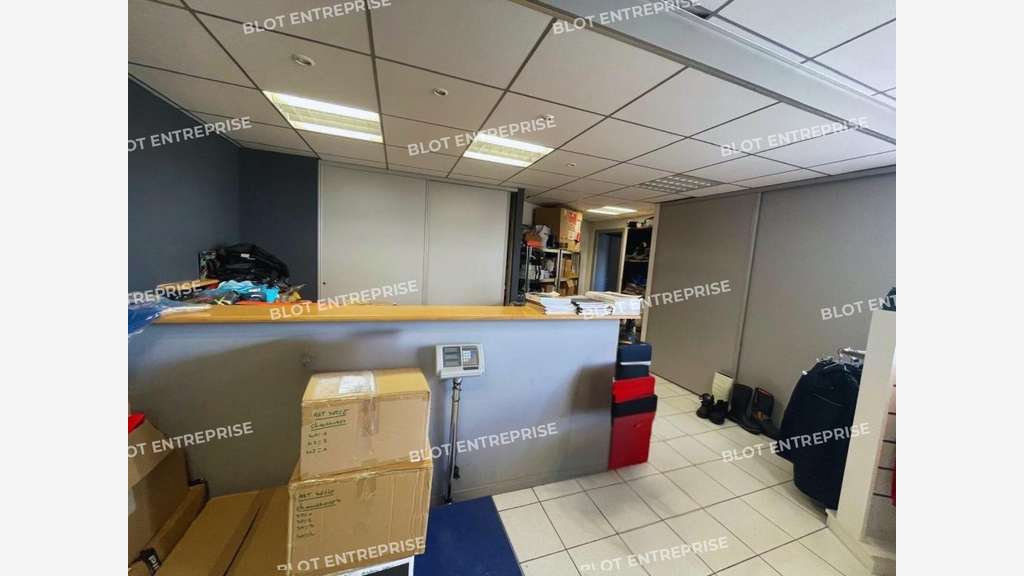 A louer bureaux avec stockage 100m² à Quessoy