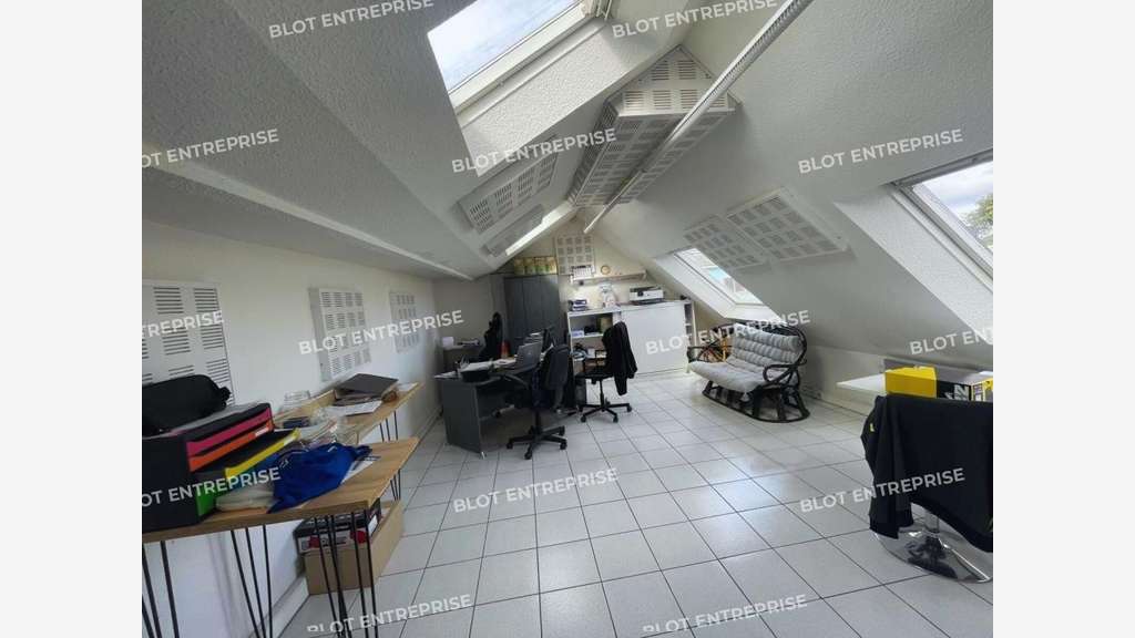 A louer bureaux avec stockage 100m² à Quessoy