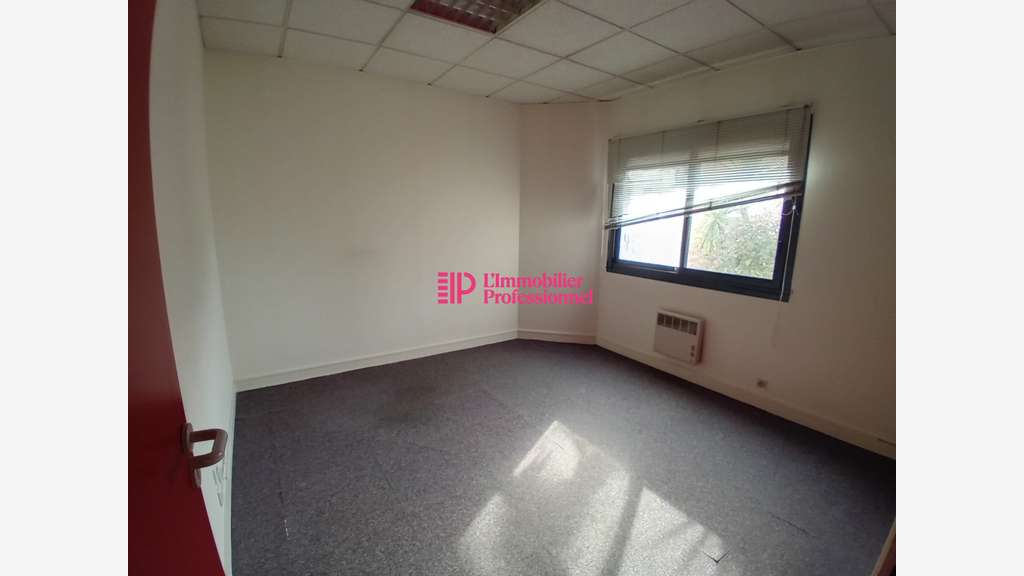 Bureaux 120m² sur 1384m² à louer à Quimper Sud