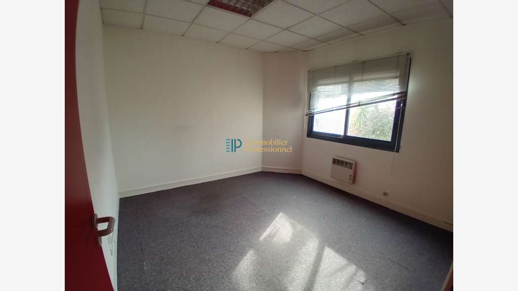 Bureaux 120m² sur 1384m² à louer à Quimper Sud