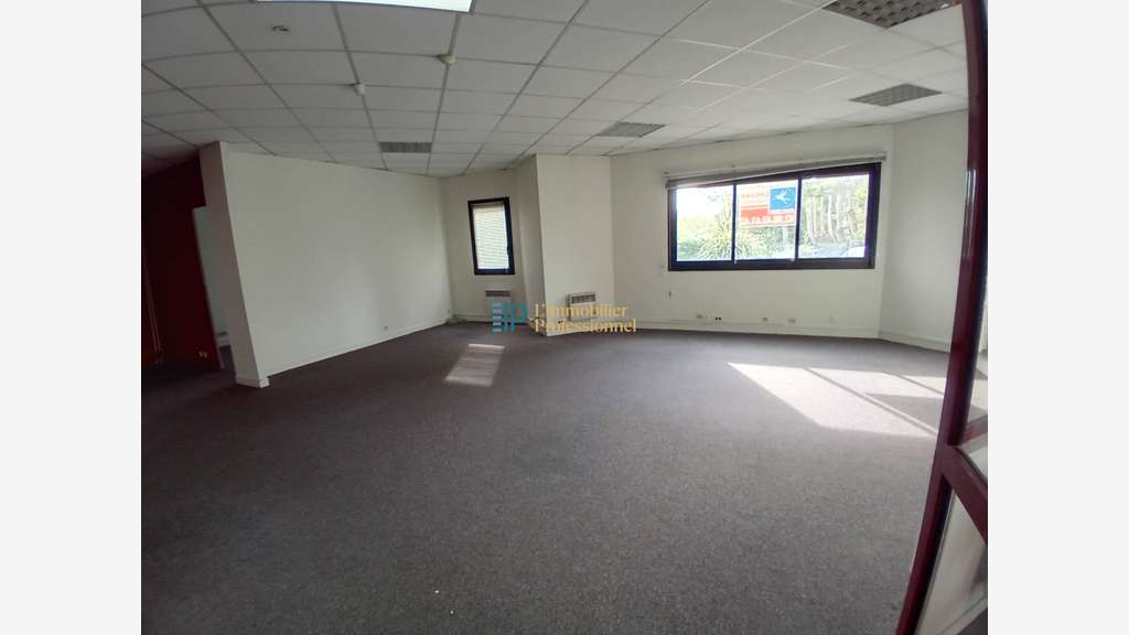 Bureaux 120m² sur 1384m² à louer à Quimper Sud