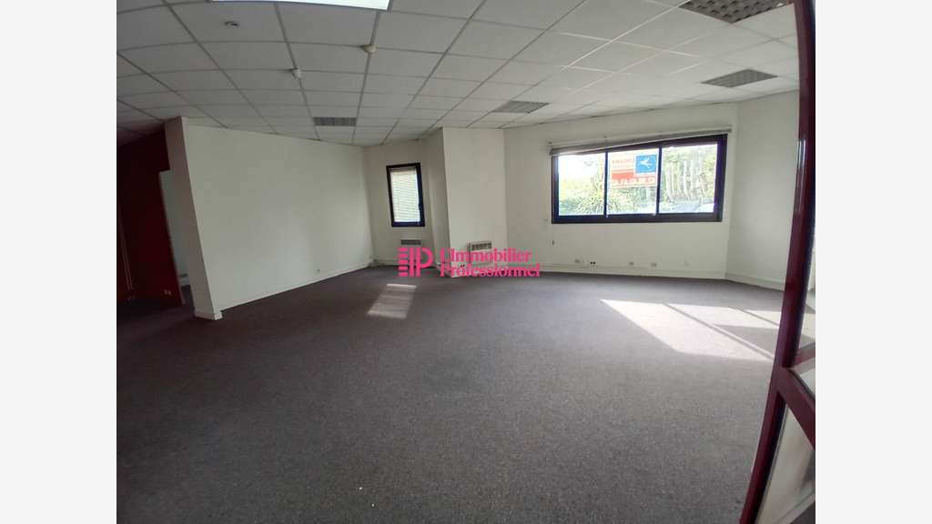 Bureaux 120m² sur 1384m² à louer à Quimper Sud