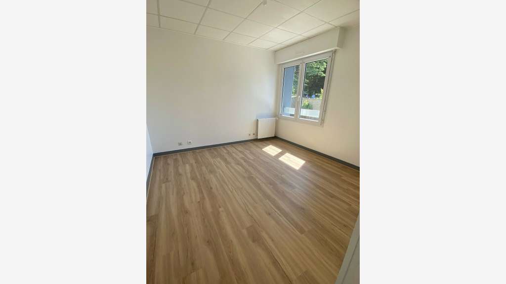 Bâtiment indépendant 200m² à louer à Quimper