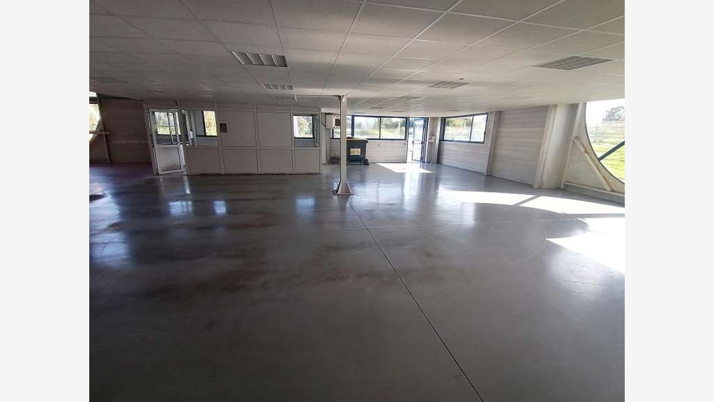 A louer bâtiment d'activité 730m² à Saint Evarzec