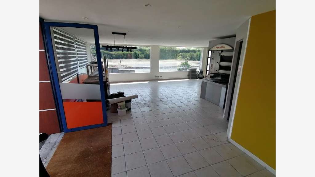 Loue cellule commerciale 120m² Quimper axe passant