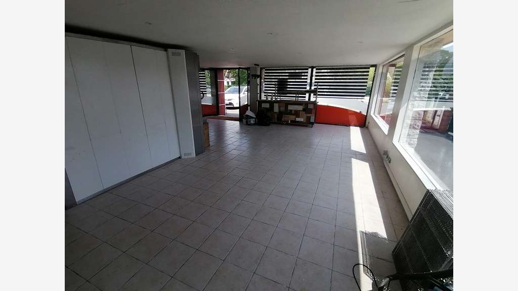 Loue cellule commerciale 120m² Quimper axe passant
