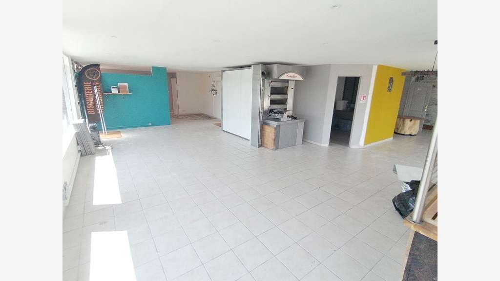 Loue cellule commerciale 120m² Quimper axe passant