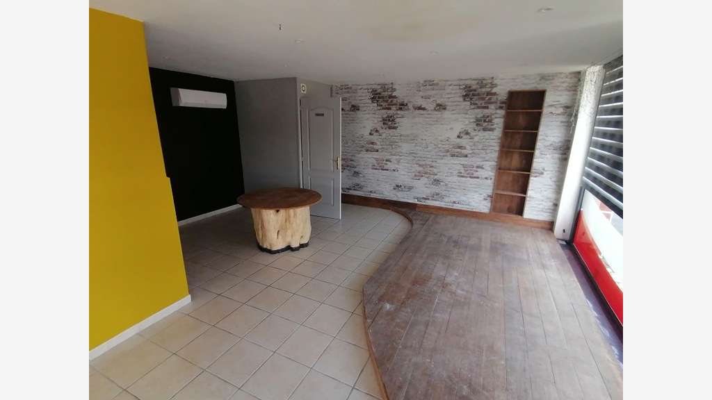 Loue cellule commerciale 120m² Quimper axe passant
