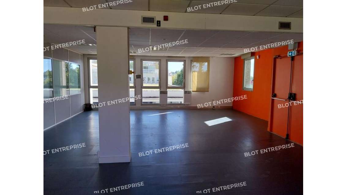 A louer bureaux 409m² belle visibilité à Quimper