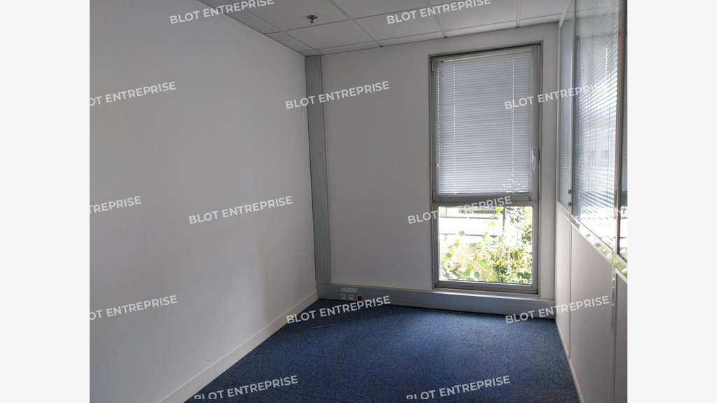A louer bureaux 409m² belle visibilité à Quimper
