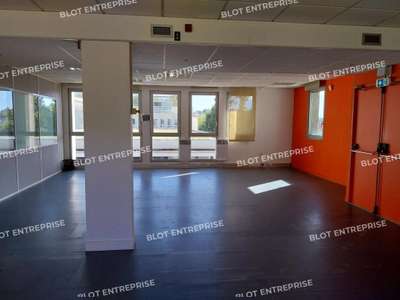 A louer bureaux 409m² belle visibilité à Quimper