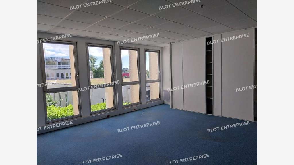 A louer bureaux 409m² belle visibilité à Quimper