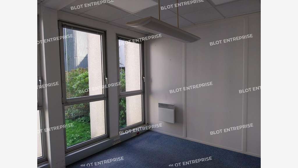 A louer bureaux 409m² belle visibilité à Quimper