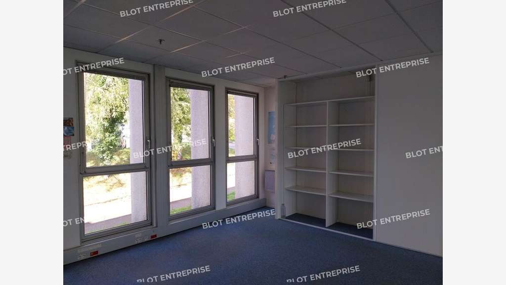 A louer bureaux 409m² belle visibilité à Quimper