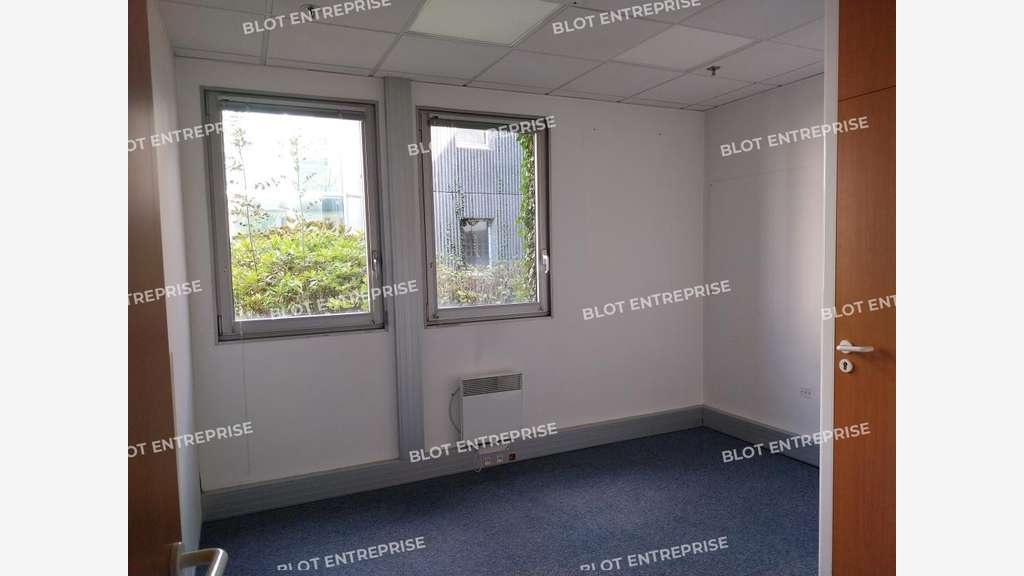 A louer bureaux 409m² belle visibilité à Quimper