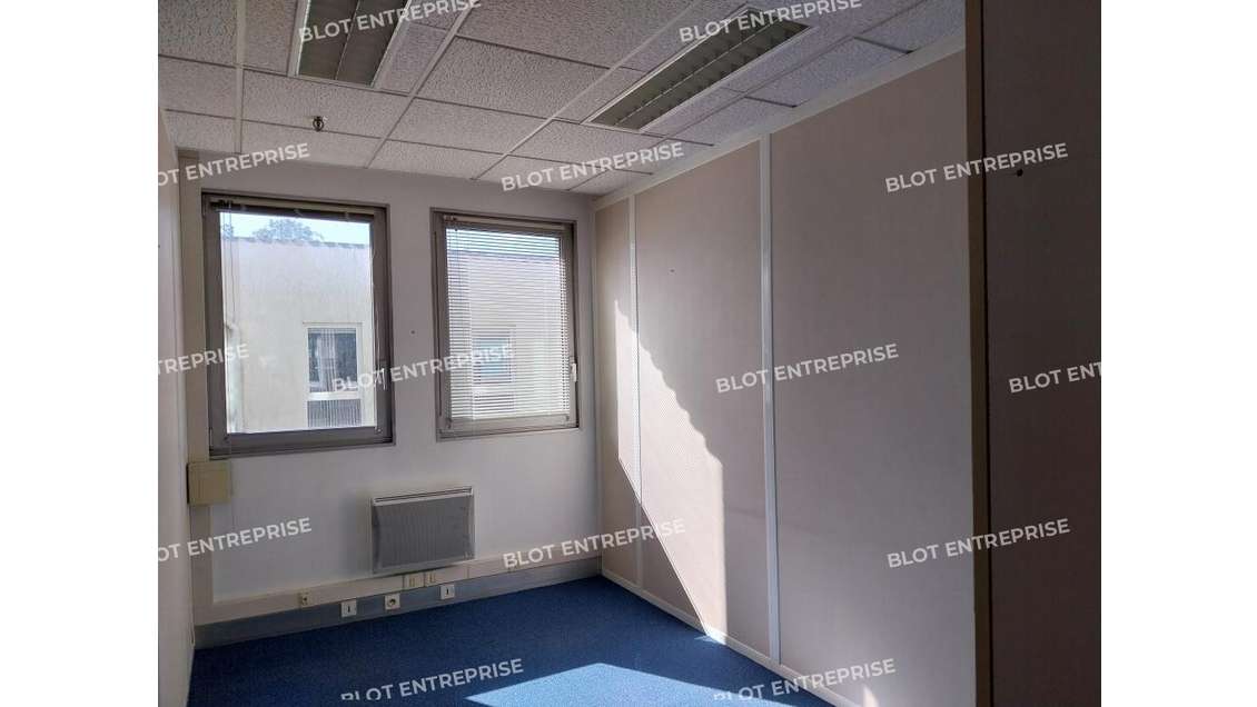 A louer bureaux 93m² PMR belle visibilité Quimper
