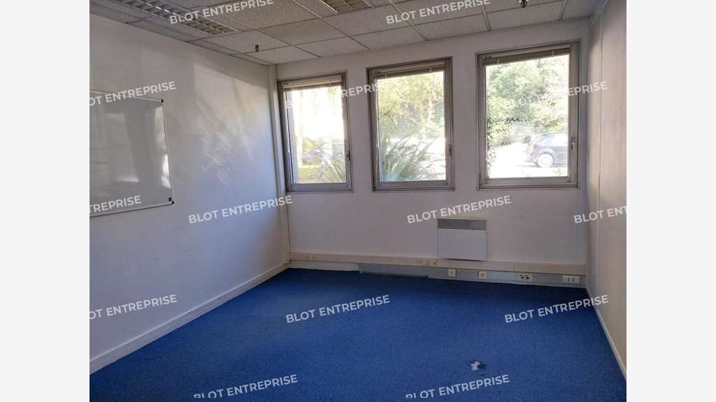 A louer bureaux 93m² PMR belle visibilité Quimper