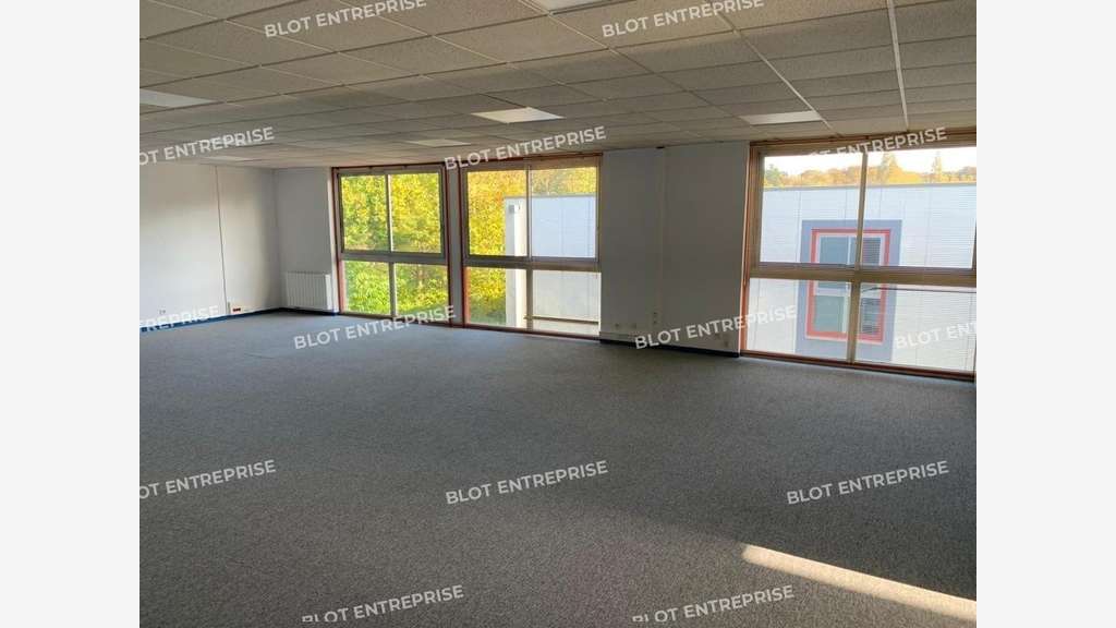 A louer bureaux 180m² belle visibilité à Quimper