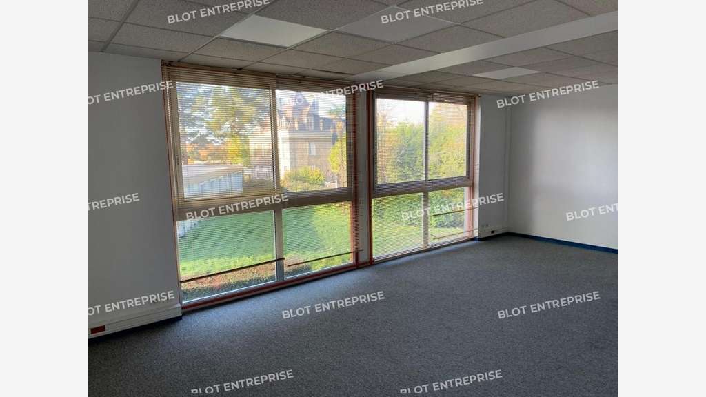 A louer bureaux 180m² belle visibilité à Quimper