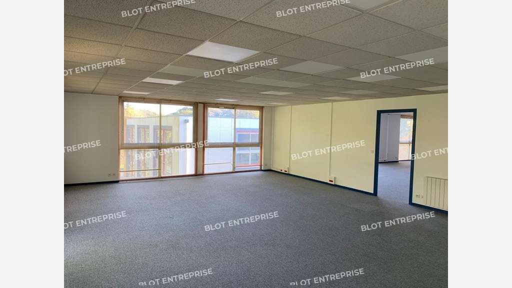 A louer bureaux 180m² belle visibilité à Quimper