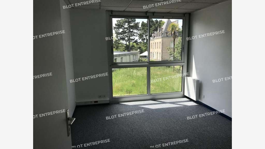 A louer bureaux 180m² belle visibilité à Quimper