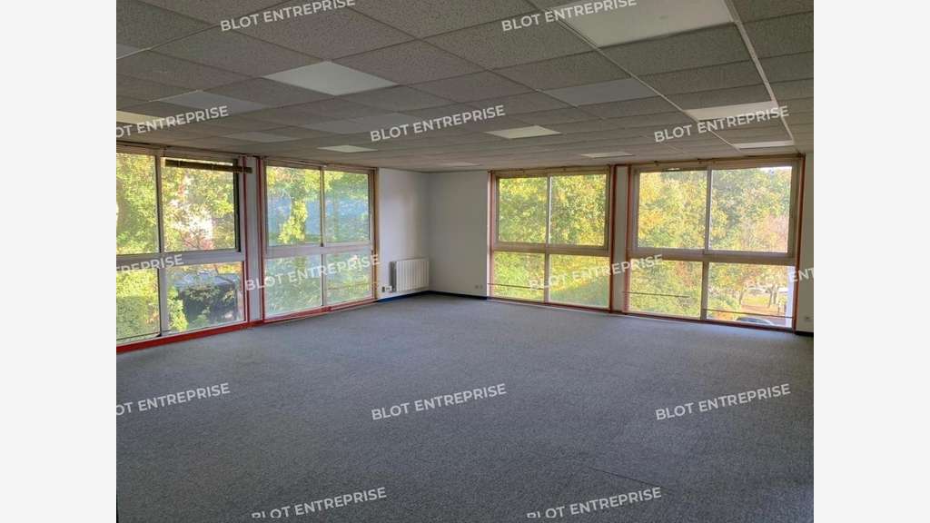 A louer bureaux 180m² belle visibilité à Quimper