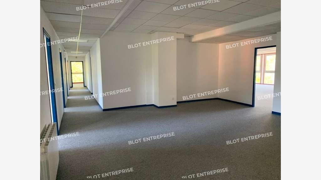 A louer bureaux 180m² belle visibilité à Quimper