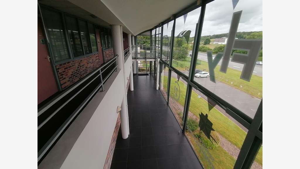 A louer bureau aménagés 85m² voie express Quimper