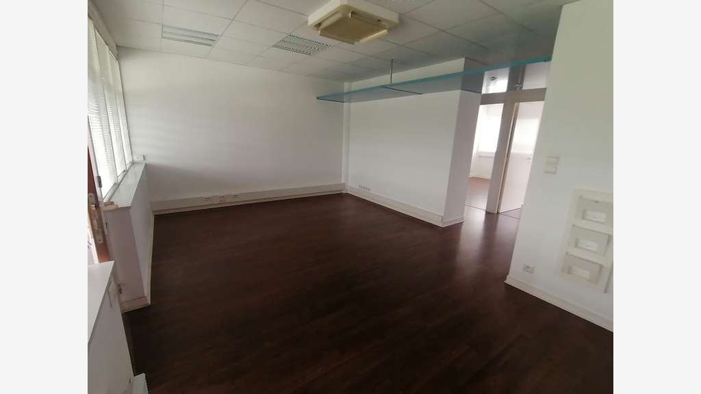 A louer bureau aménagés 85m² voie express Quimper