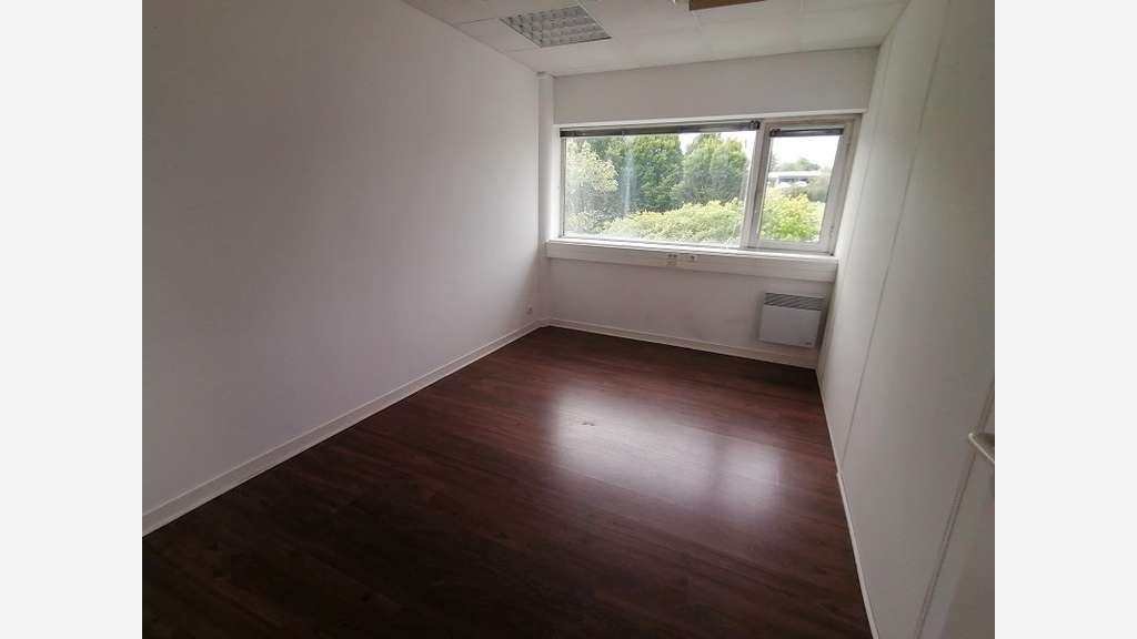 A louer bureau aménagés 85m² voie express Quimper