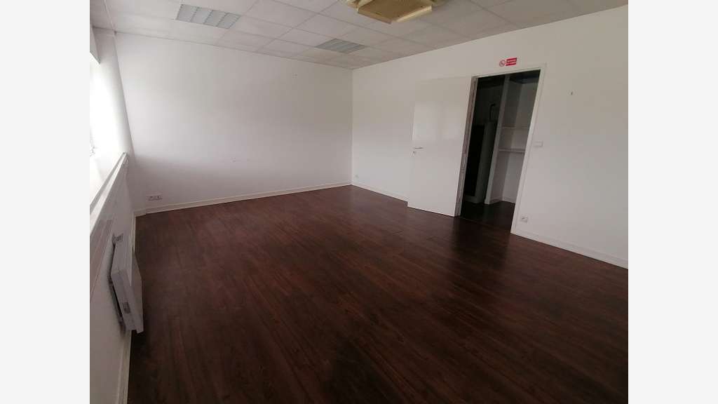 A louer bureau aménagés 85m² voie express Quimper