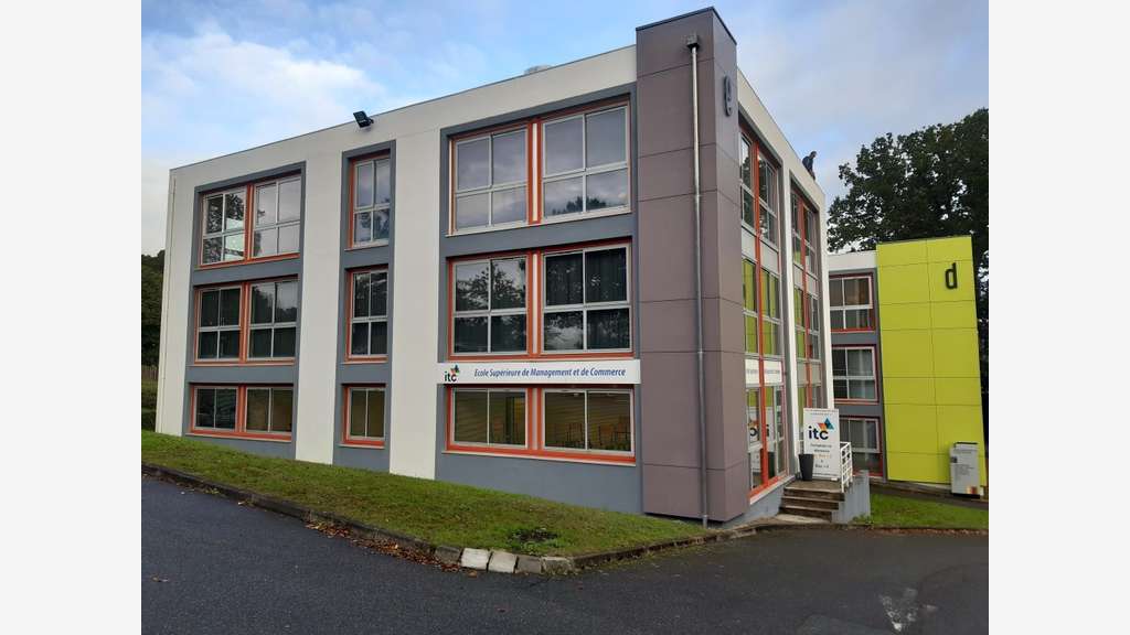 A louer plateau en parfait état 240m² à Quimper