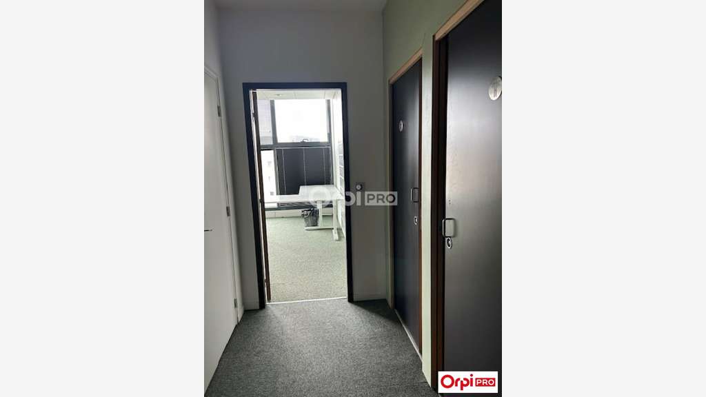 Bureau lumineux 14m² à louer à Reims Rue Pingat