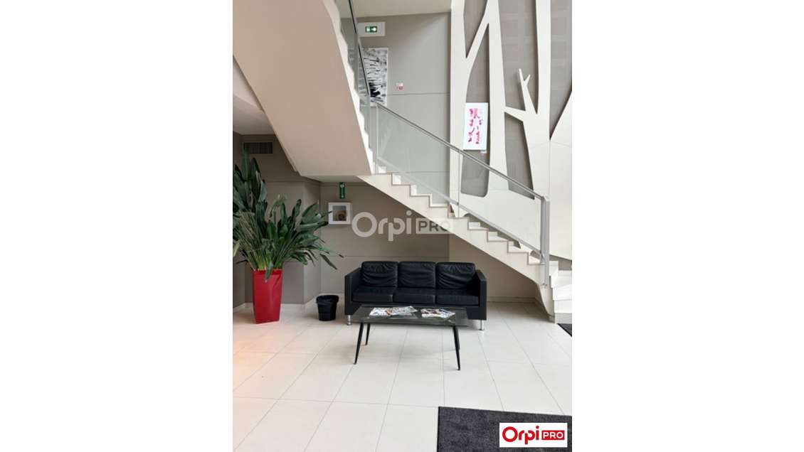 Bureau lumineux 14m² à louer à Reims Rue Pingat