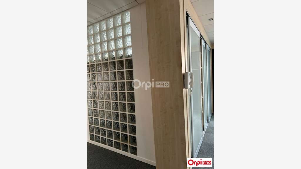 Bureau lumineux 14m² à louer à Reims Rue Pingat