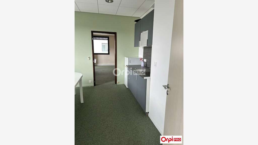 Bureau lumineux 14m² à louer à Reims Rue Pingat