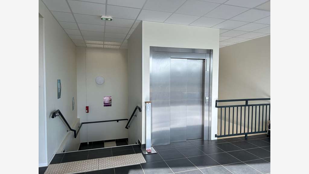 A louer bureaux 864m² parking à Remire-Montjoly
