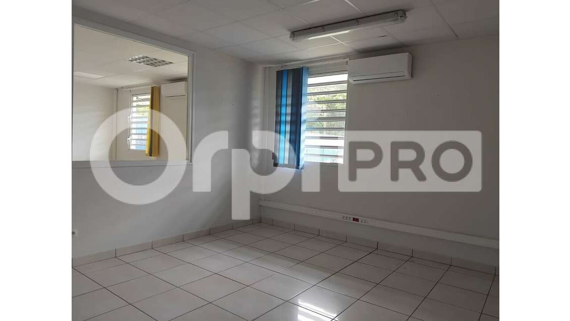 A louer bureaux climatisés 93m² à Remire-Montjoly