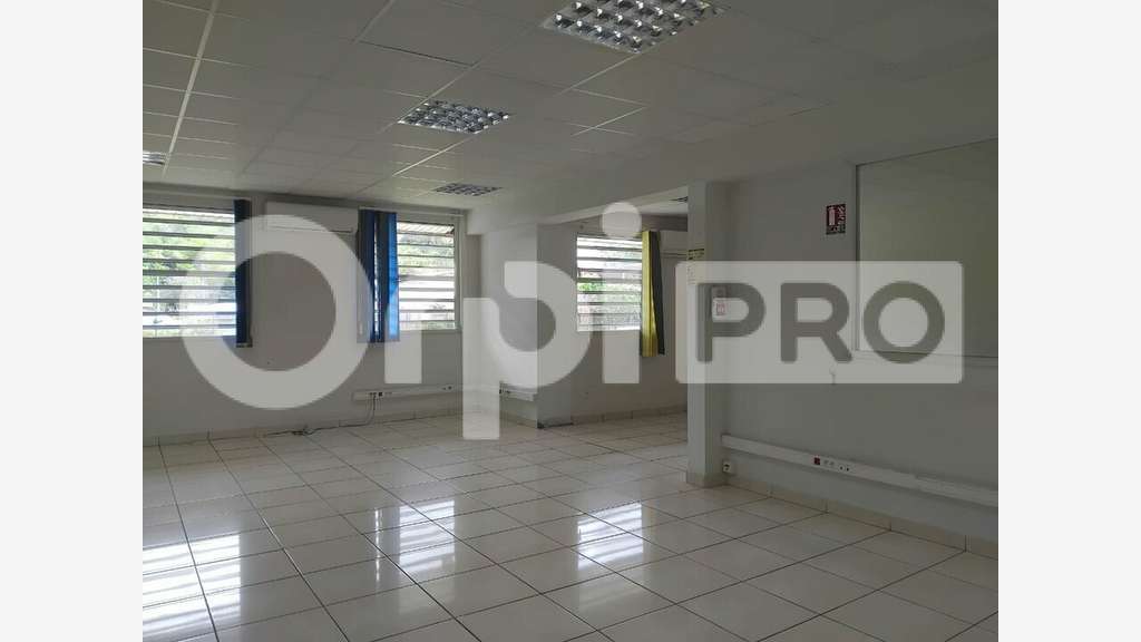 A louer bureaux climatisés 93m² à Remire-Montjoly